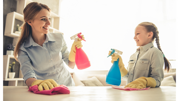 Moeder en dochter maken samen schoon met natuurlijke schoonmaakmiddelen