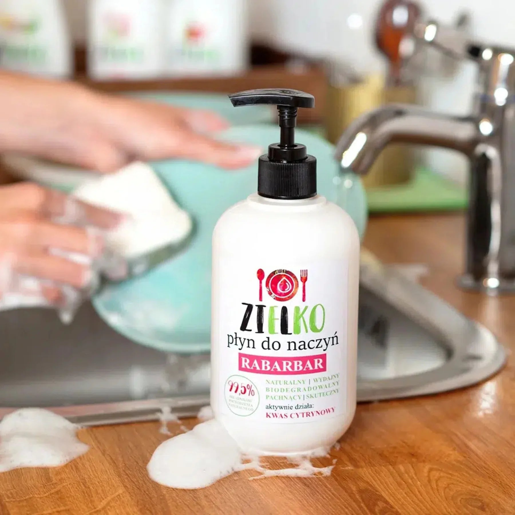 ZIELKO afwasmiddel Rabarber gebruikt aan de gootsteen – schuimend en effectief.