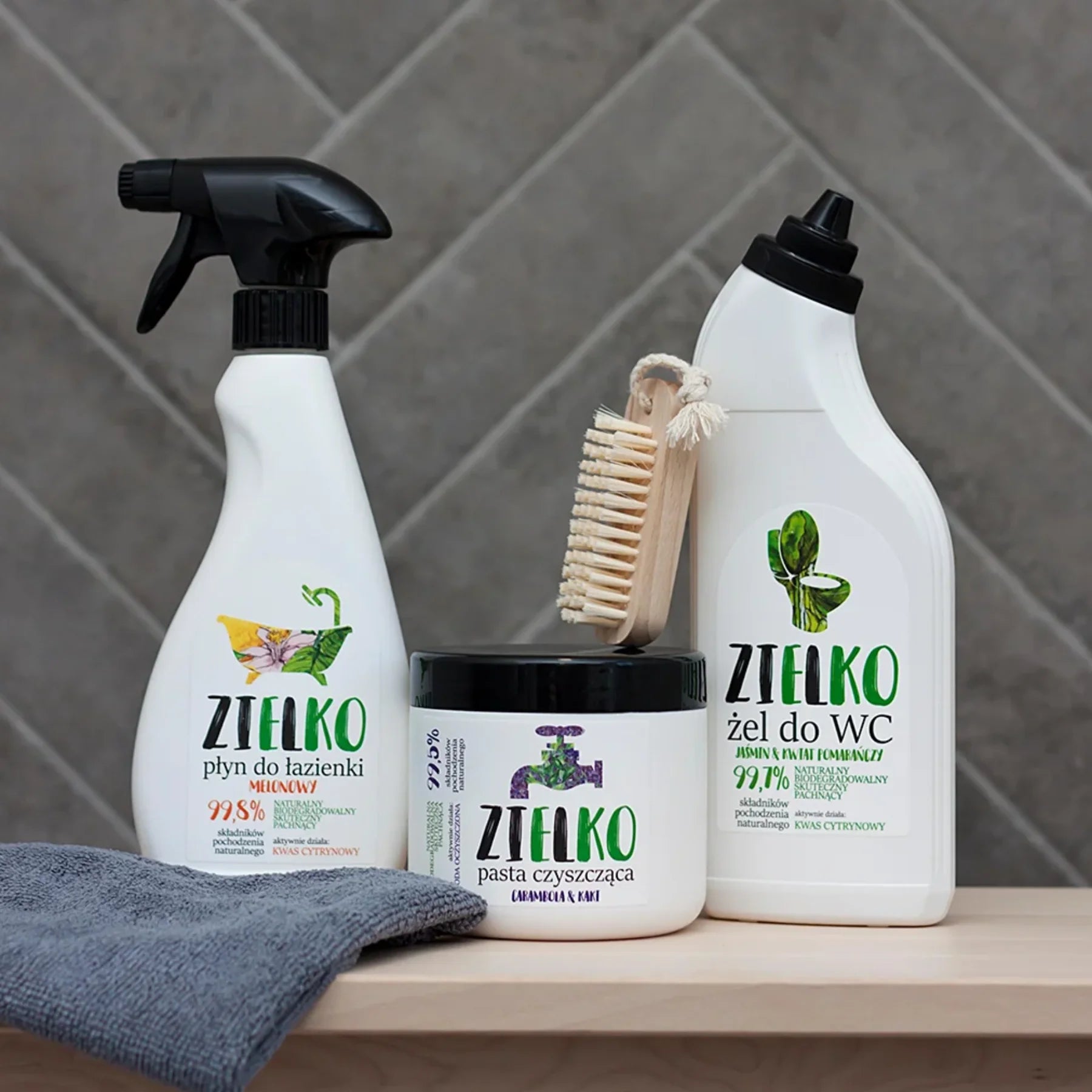 ZIELKO badkamerreniger naast WC-gel en reinigingspasta – natuurlijke badkamerverzorging.