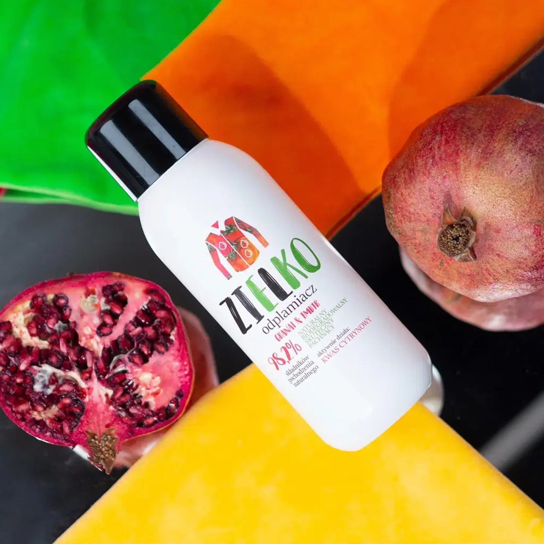 ZIELKO natuurlijke vlekverwijderaar op kleurrijke achtergrond, geïnspireerd door verse granaatappels.