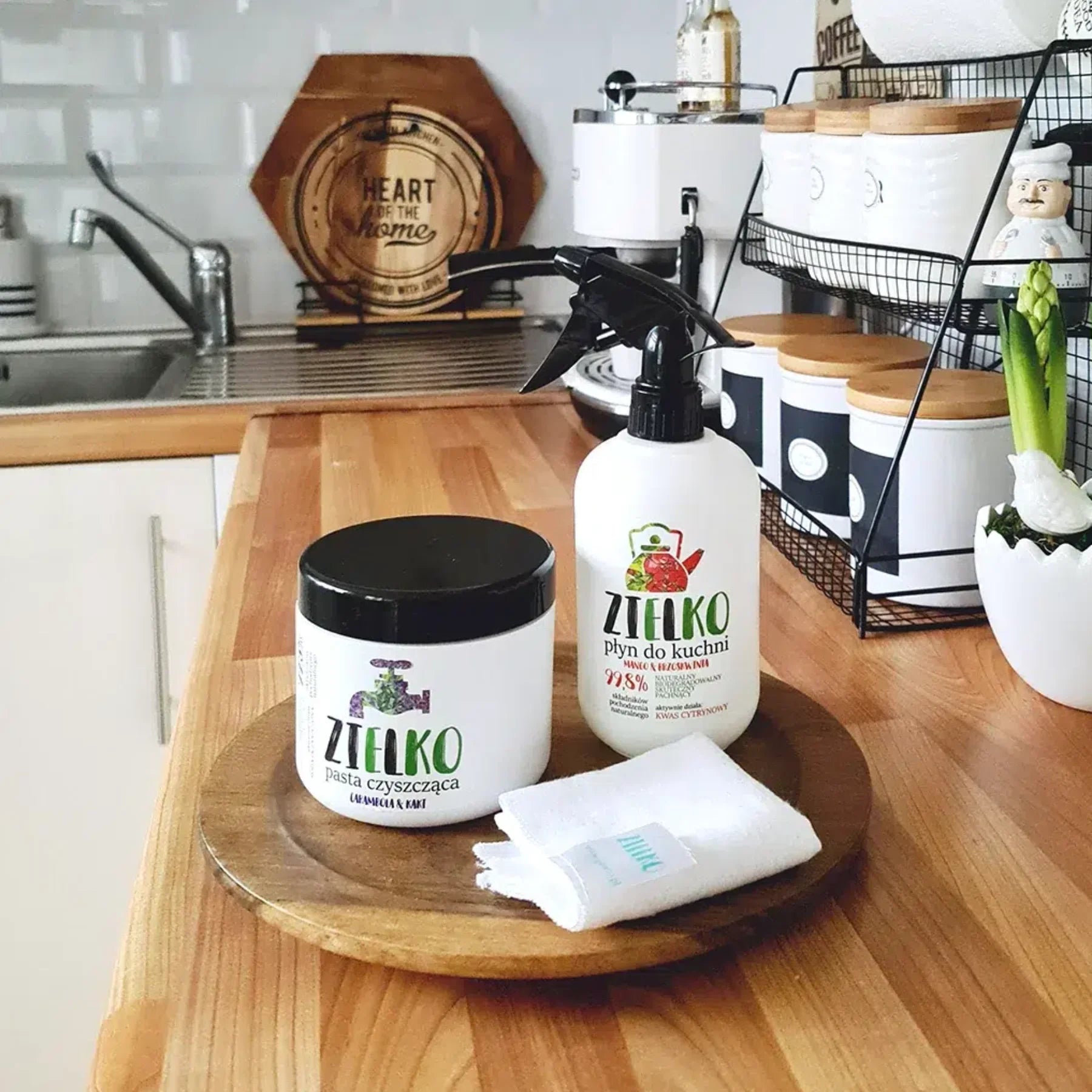 ZIELKO natuurlijke reinigingspasta en keukenreiniger samen in een moderne, schone keuken.