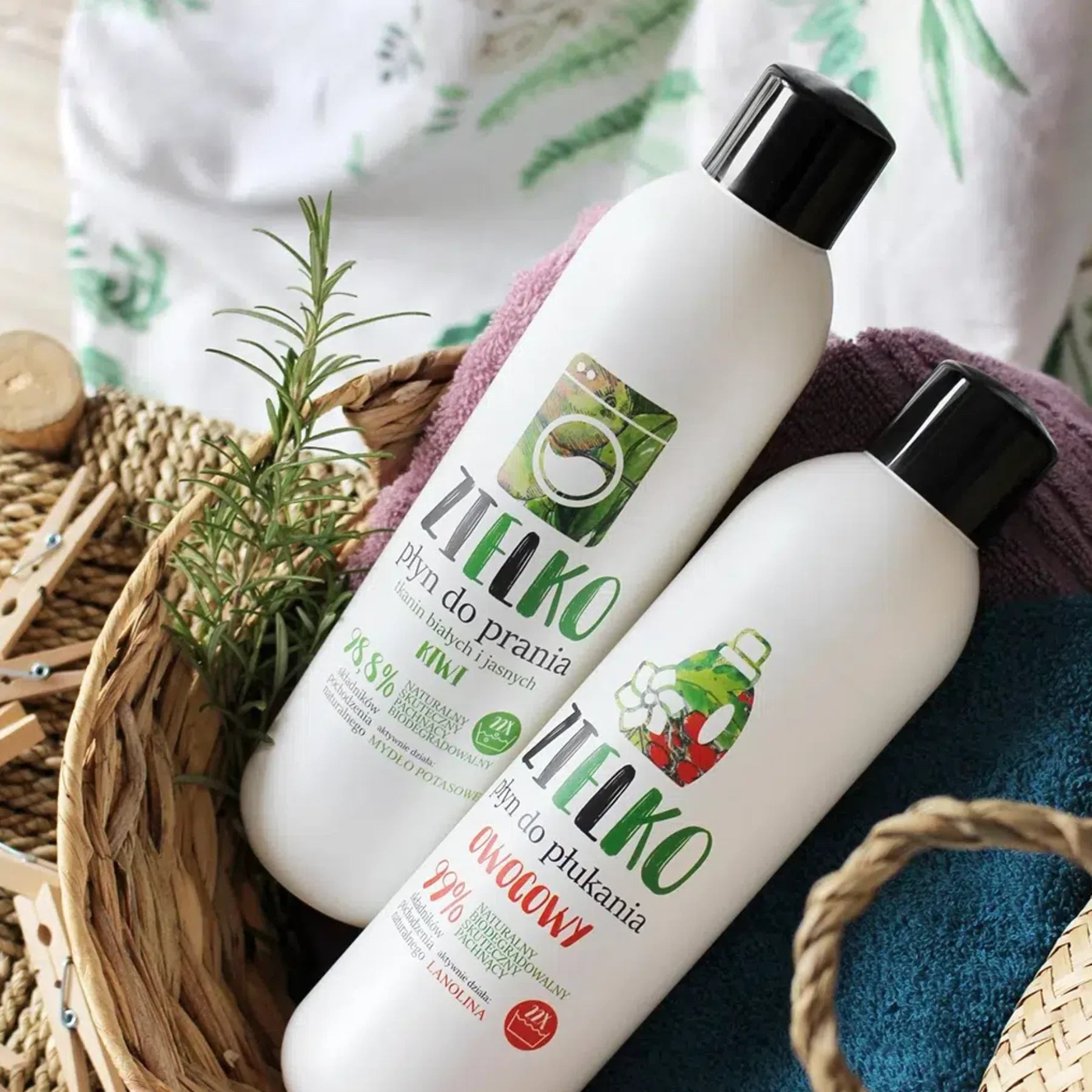 ZIELKO Kiwi wasmiddel en wasverzachter in mand met handdoeken, natuurlijke verzorging van stoffen.