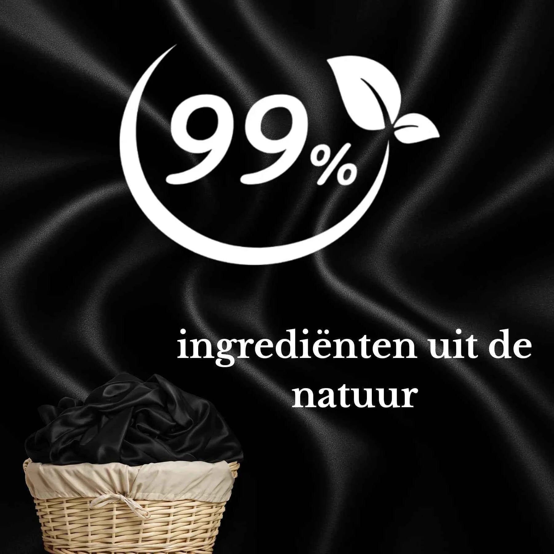 99% natuurlijke ingrediënten – ecologisch wasmiddel voor zwarte kleding met zijdezwarte stof op achtergrond.