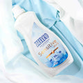 ZIELKO Sensitive Aura wasverzachter op witte en blauwe stof, tot 76 wasbeurten per fles.